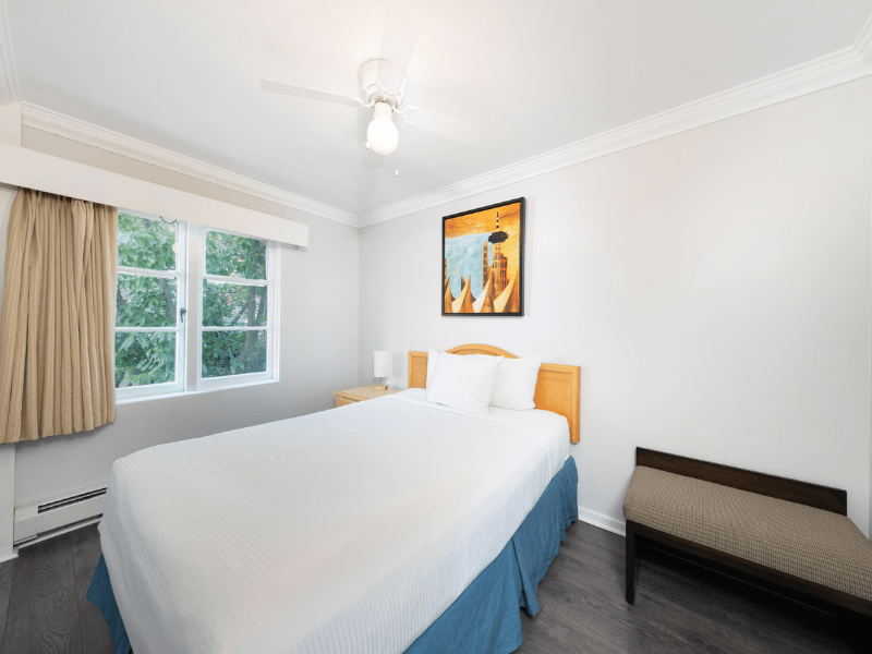 Bedroom with one double bed