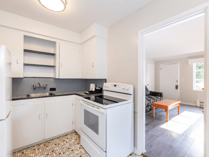 Full kitchen with dining tabe