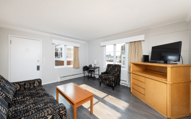 Suite with 2 bedrooms, 3 double beds, living room and full kitchen