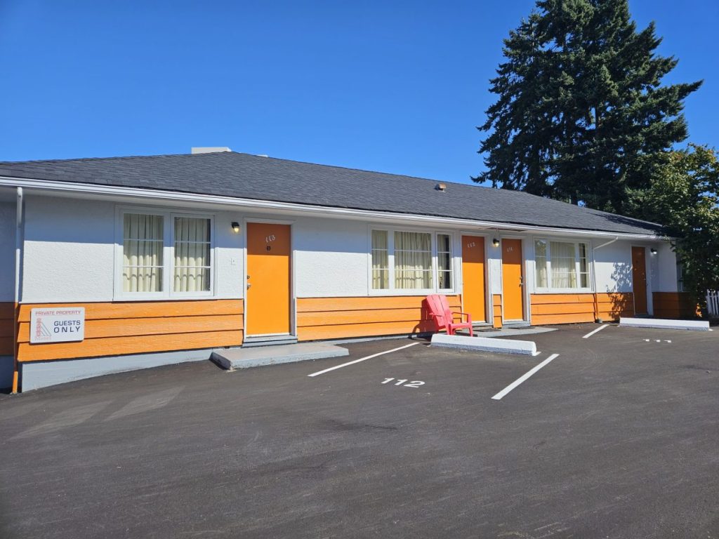 2400 Motel bungalow-style units with parking at the door